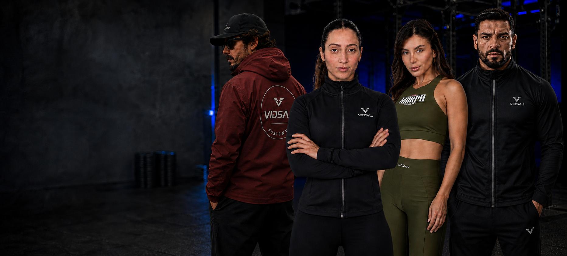 Campanha VIDSAU com quatro modelos usando peças pretas, verde militar e vinho